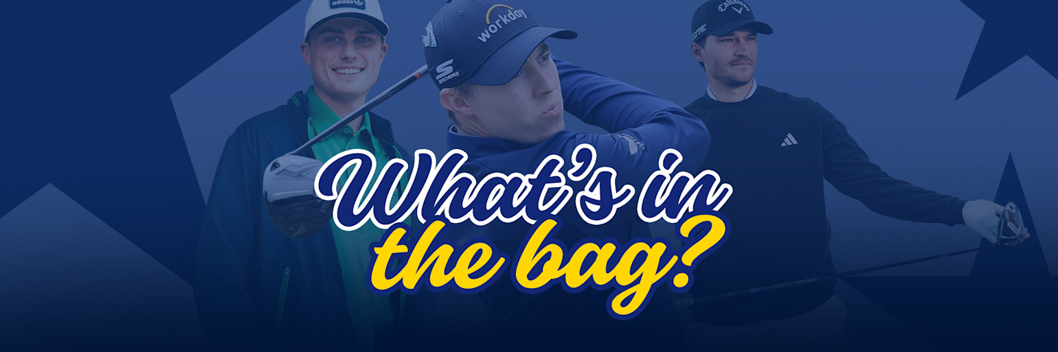 Drei Golfspieler posieren und schwingen Golfschläger vor einem blauen Hintergrund mit dem Text „What's in the bag?“ in der Mitte.