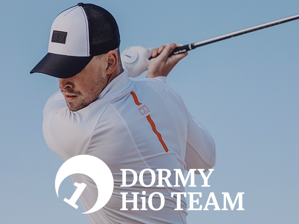 Golfari heilauttaa mailaa ulkona, yllään valkoinen paita ja lippis, etualalla "Dormy HiO Team" -teksti ja logo.