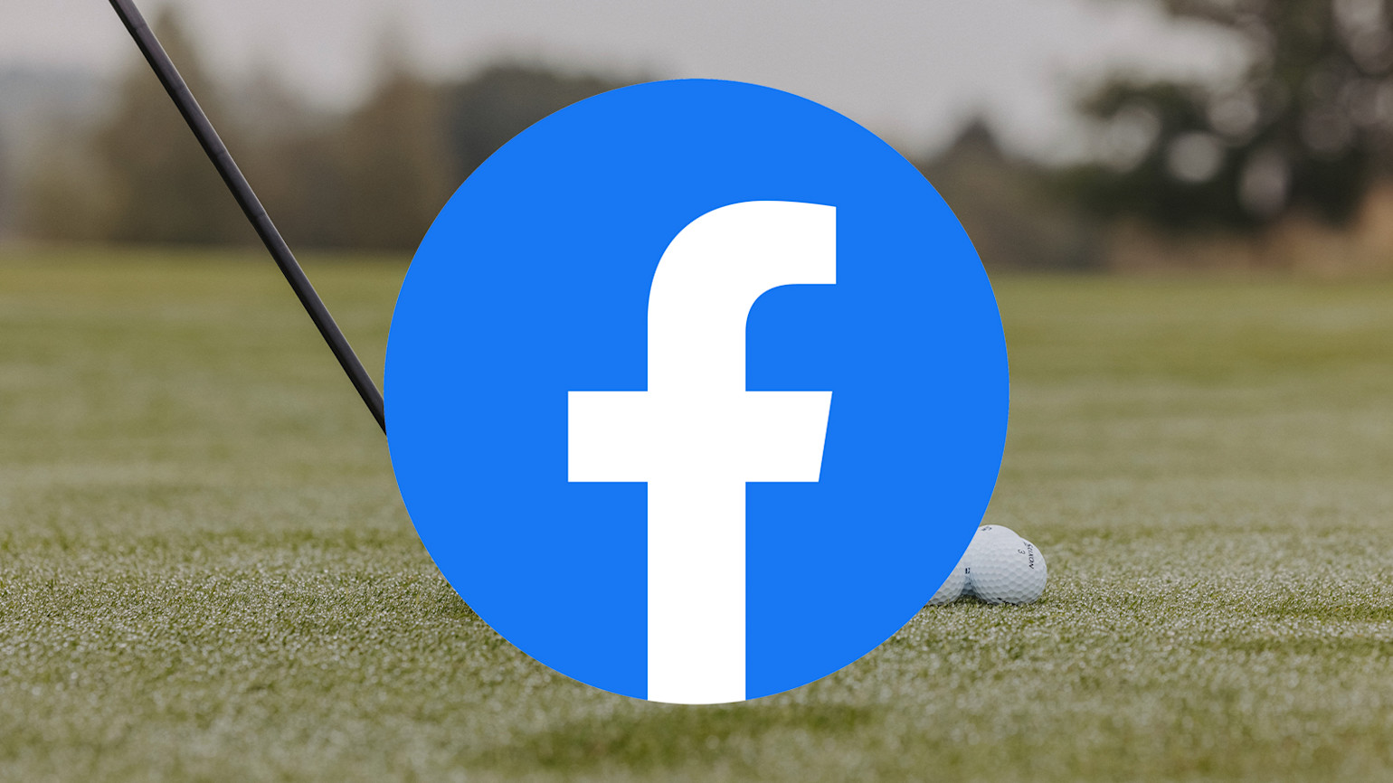 Logo: Facebooks hvide "f" på en blå cirkel, placeret over en golfkølle og golfbolde på en grøn græsplæne.