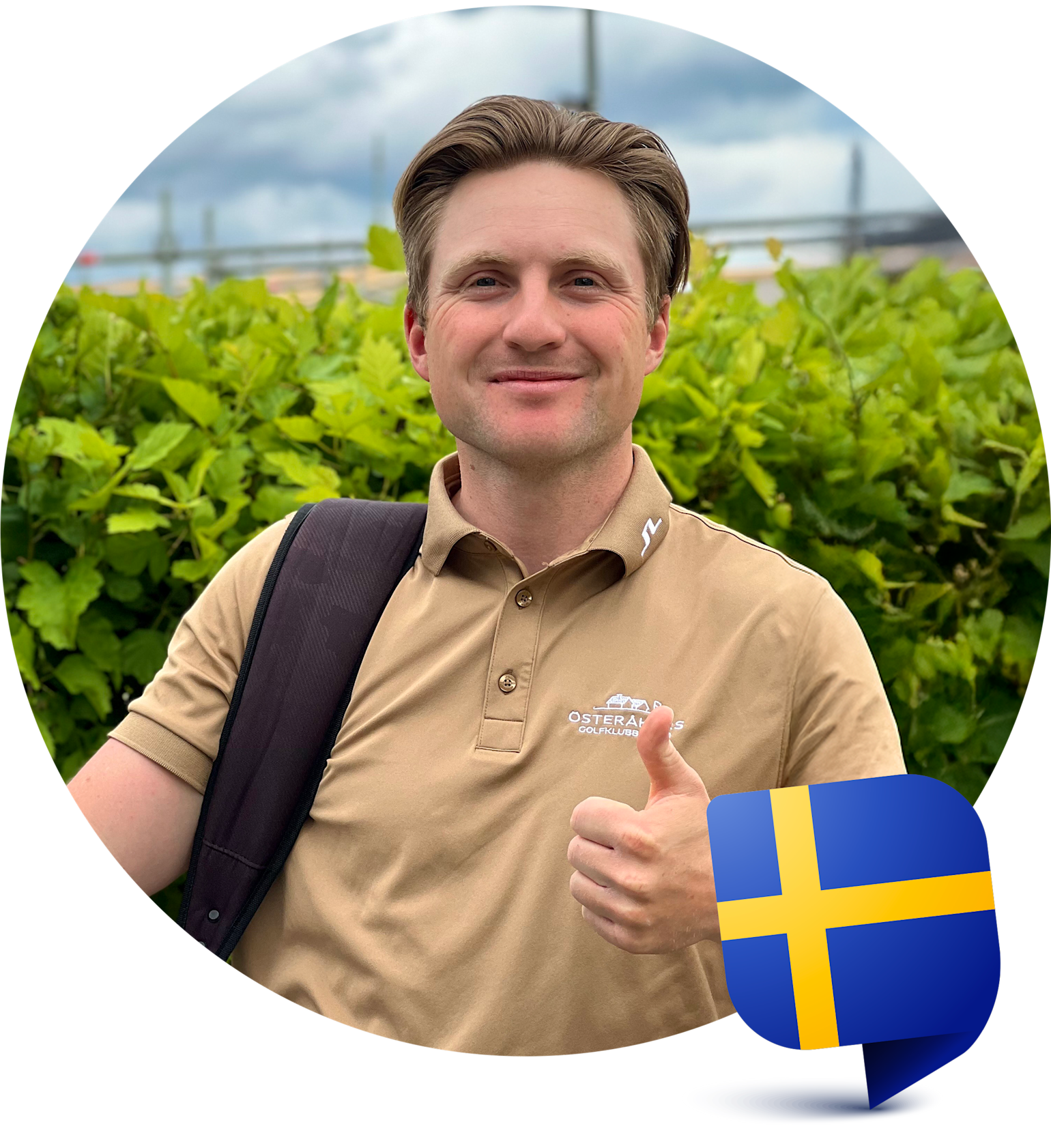 Mann in beigem Poloshirt mit der Aufschrift „Österåkers Golfklubb“ zeigt draußen den Daumen nach oben, schwedische Flagge in der Ecke.