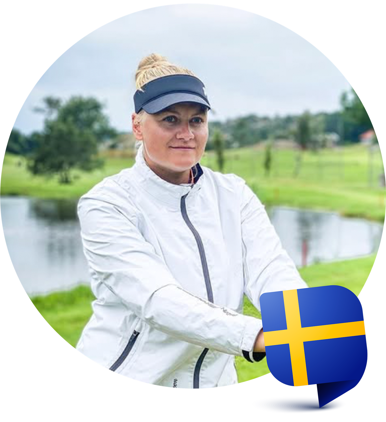 Frau in weißer Jacke und dunklem Visier spielt Golf im Freien an einem Teich, schwedische Flagge in der Ecke.