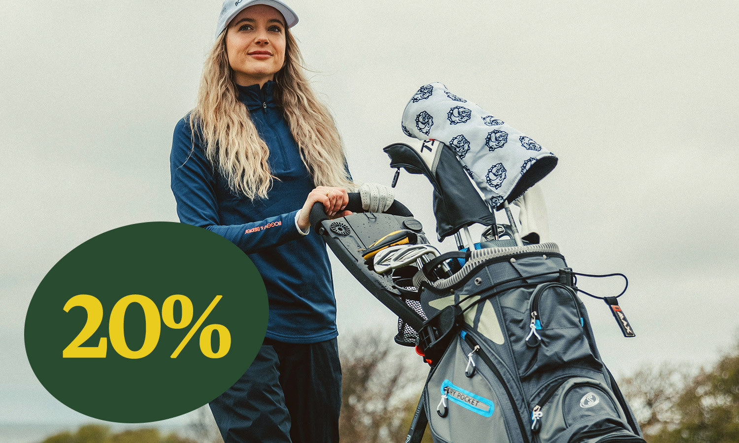Kvinna i golfkläder står bredvid en golfbag utomhus, med en grön cirkel som visar texten "20%".