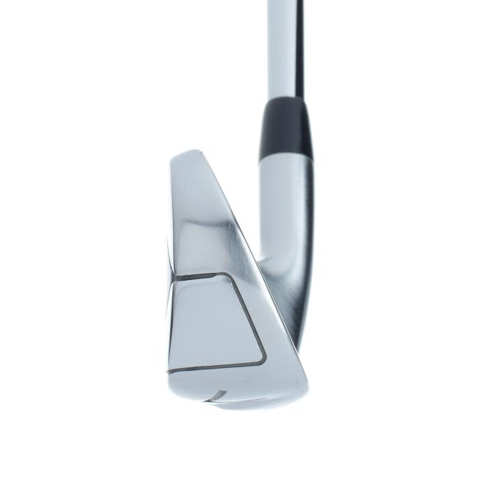 Närbild på ett silverfärgat golfklubbhuvud med svart detalj på skaftet mot vit bakgrund.