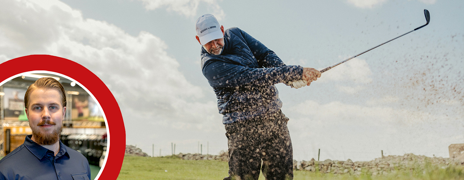 Mies lyö golfpalloa hiekkabunkkerista golfkentällä, hiekka pöllyää hänen ympärillään, vasemmalla miehen muotokuva kaupassa.
