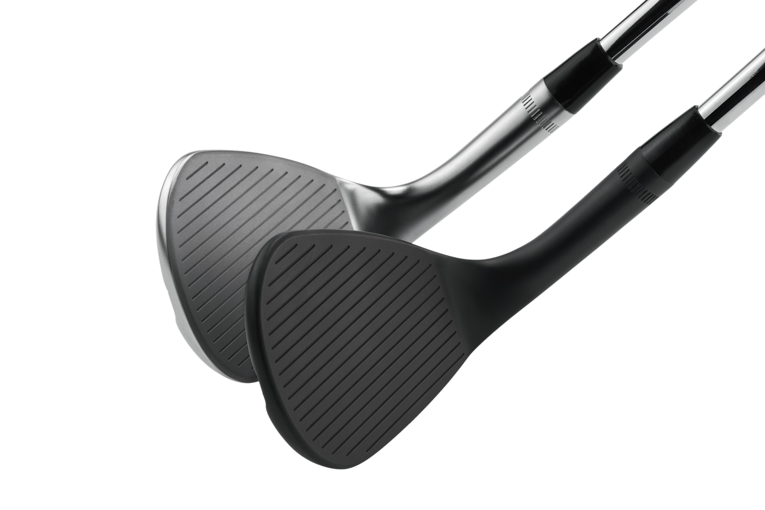 Två golfklubbor med räfflade klubbhuvuden, en i silver och en i svart, ligger sida vid sida mot vit bakgrund.