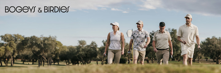 Två personer i sportkläder står på en träbro vid stranden, med texten "Bogeys & Birdies" i övre högra hörnet.