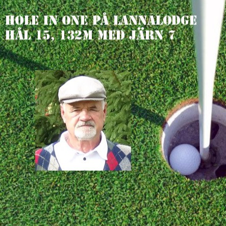 Nærbillede af golfbold i hul på green, portræt af ældre mand med kasket og tekst: "Hole in one på Lannalodge hul 15, 132 m med jern 7."