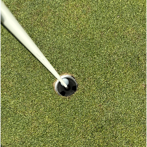 Golfreikä, jonka keskellä on lipputanko hyvin leikatulla viheriöllä.